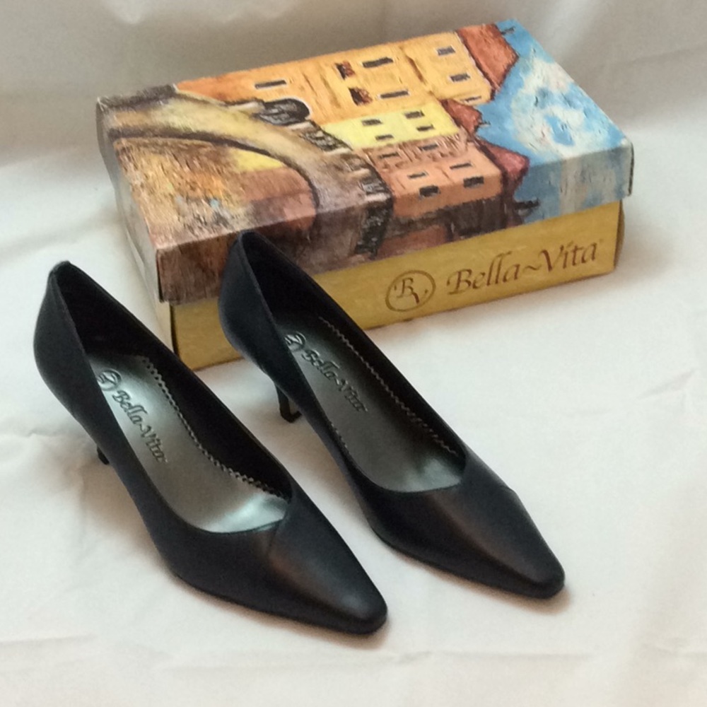 Bella-Vita  Navy  size 6 1/2 New